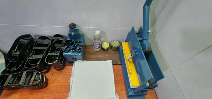 Vendo Máquina para cortes de chinelos,expositor com chinelos, chama no zap: * 