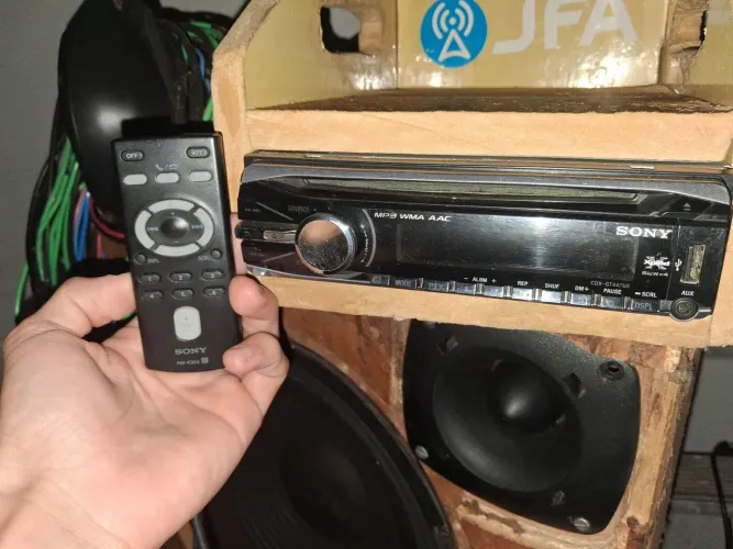 Radio Sony cdx 457gt com algumas teclas travadas e acompanha o controle original