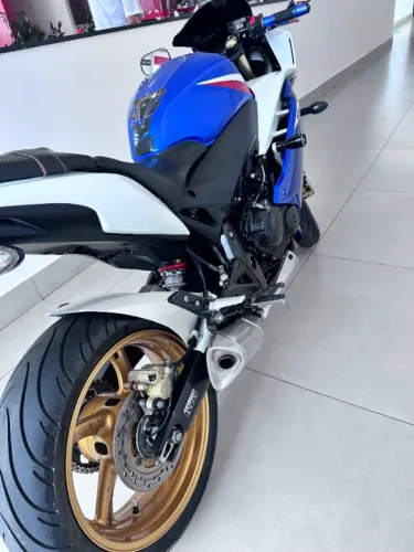 Moto CBR 600f Azul e Branca esportiva