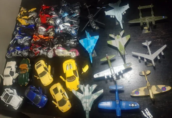 Coleção de miniaturas (Carros, motos e aeronaves)