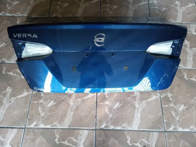 Tampa traseira Nissan Versa 2022