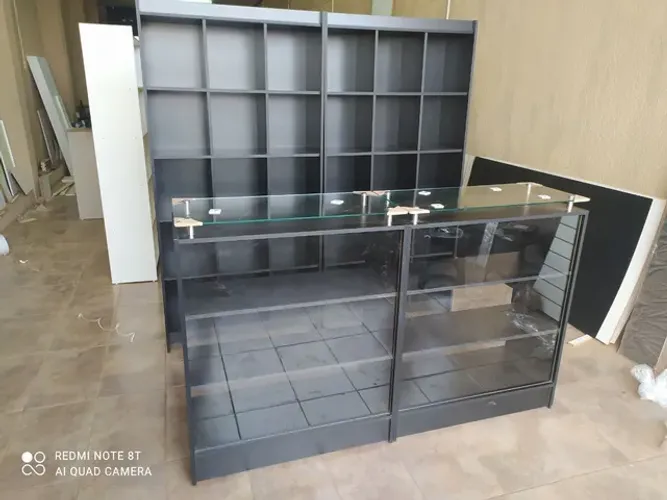 BALCÕES VITRINE C/ TAMPO DE VIDRO + COLMÉIAS PRETAS MDF