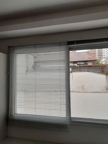 Par de cortinas persiana horizontais brancas