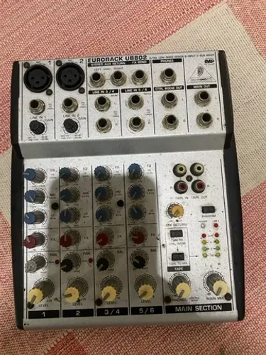 Mesa de som Behringer Eurorack ub802