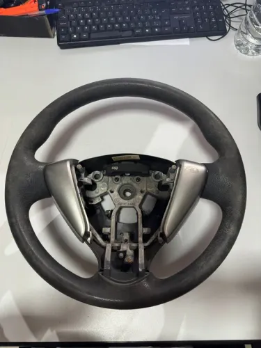 Volante Nissan March 2015