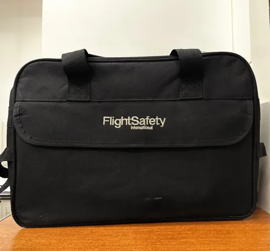 Bolsa Flight Safety International, ombro ou mão, nylon preto, expansível.