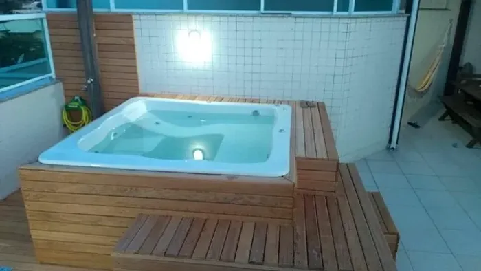 Ana: Spa de  de 5 lugares com 2  espreguiçadeira e 3 poltronas sentadas  