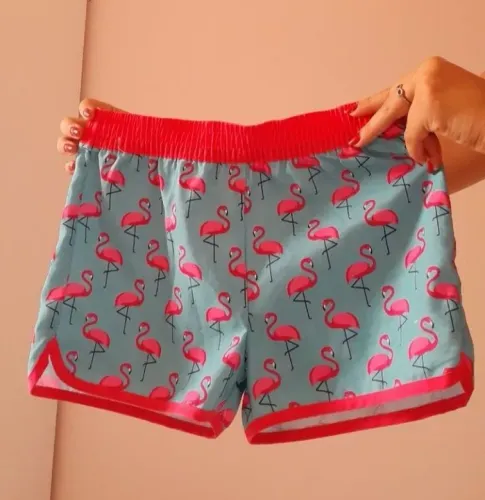 Short de praia feminino flamingo