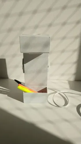 Abajur luminária, branco quadrado, bivolt, porta lápis, tomadas extras em volta.