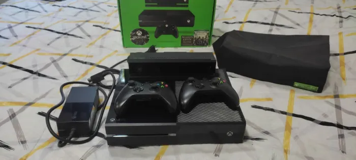 Xbox One com 2 Controles e Capa Protetora e jogos