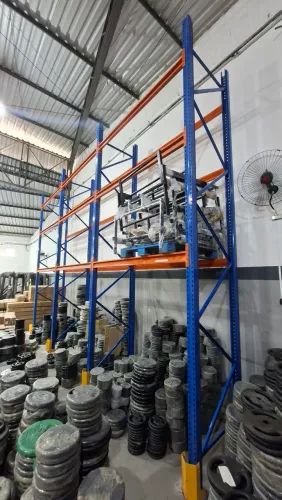 Porta-paletes usados resistentes com grande capacidade de carga.