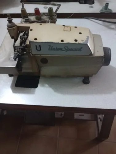 Máquina de Costura Overloque
