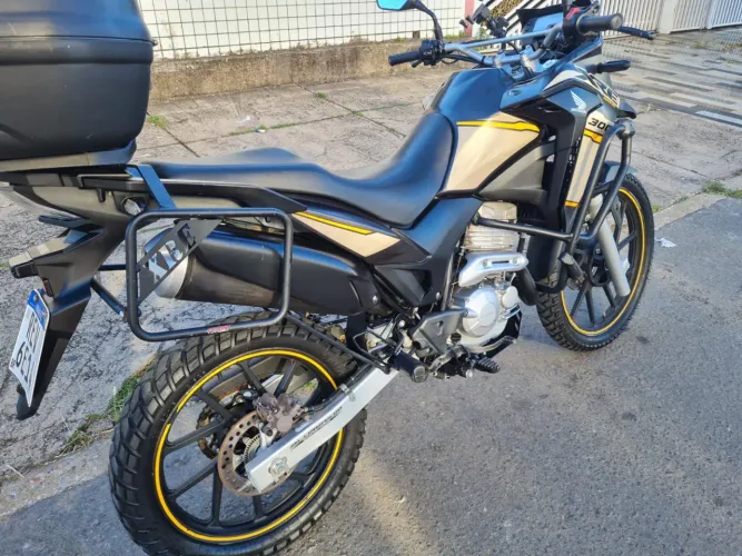 XRE revisada com baú e vários opcionais parcelo no cartão