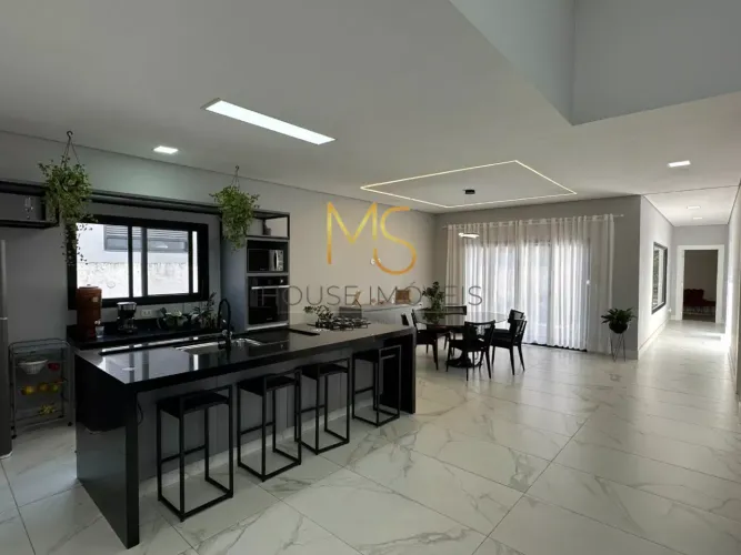 Casa térrea a venda, sala e cozinha no conceito aberto e 2 suítes , dentro de Condomínio f