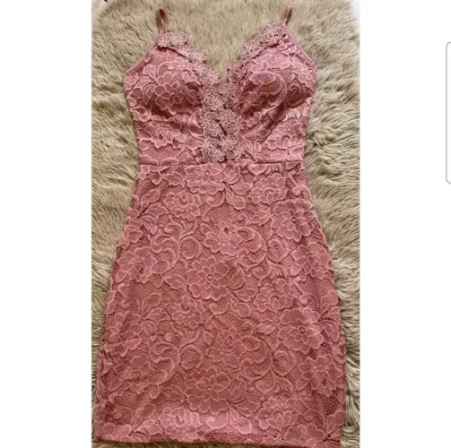 Vestido rosê de renda com forro e bojo tamanho P.