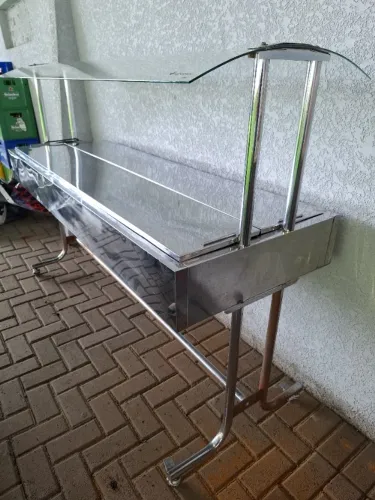 Buffet com cubas em inox e vidro
