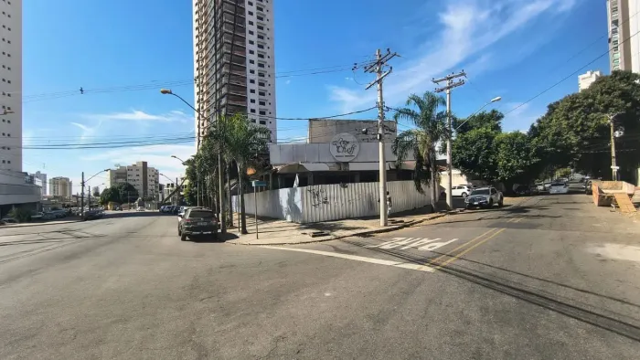 Imóvel Comercial de Esquina - Sub - Solo 30 vagas , - Térreo Grande Salão - 1º Andar 02 Ap