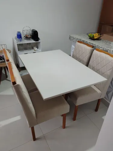 Mesa 4 cadeiras de madeira dividimos em até 6 vezes sem juros no cartão ?