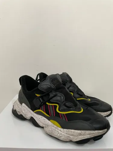 Tênis Adidas Ozweego Preto com Detalhes Coloridos