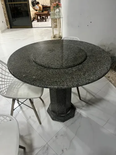 Mesa de jantar redonda de granito com base hexagonal