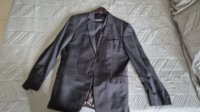Terno Brooksdield com colete cinza escuro