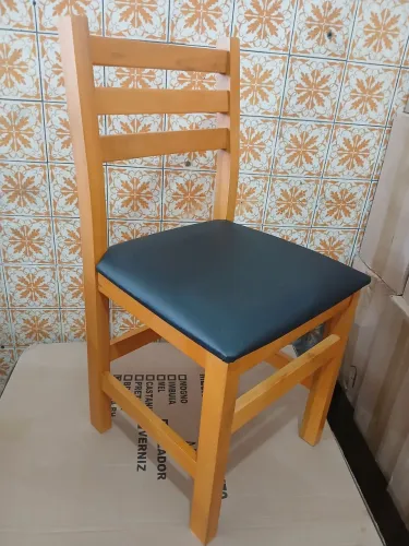 Cadeiras de madeira