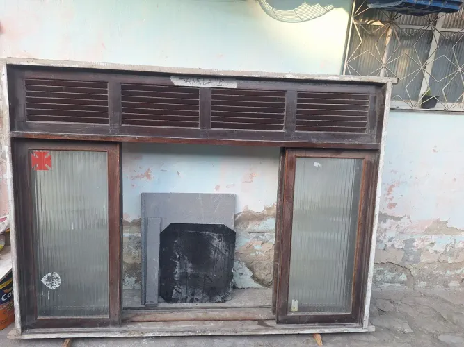 Vendo janela de madeira, 2,00 mts x 1,50 mts em perfeito estado de conservação.