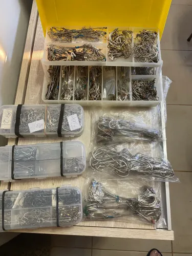 Anzóis e materiais diversos