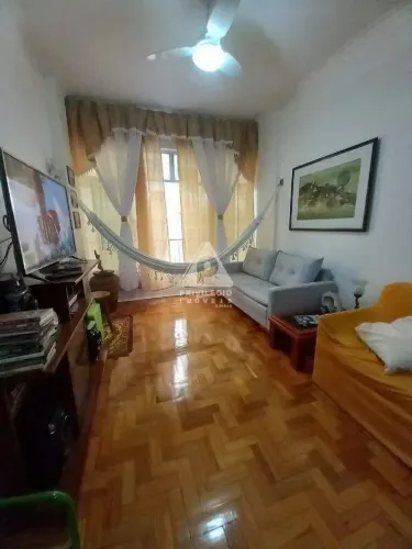 Excelente apartamento de dois quartos amplos repletos de armários embutidos