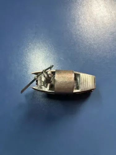 Miniatura de barco esculpida com uma base entalhada em madeira