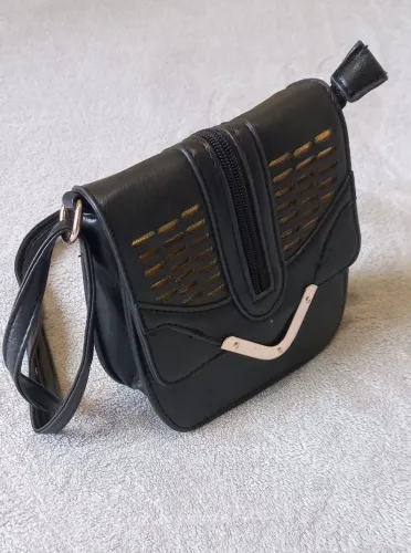 Bolsa Feminina Transversal Elegante Preta com detalhes em Dourado