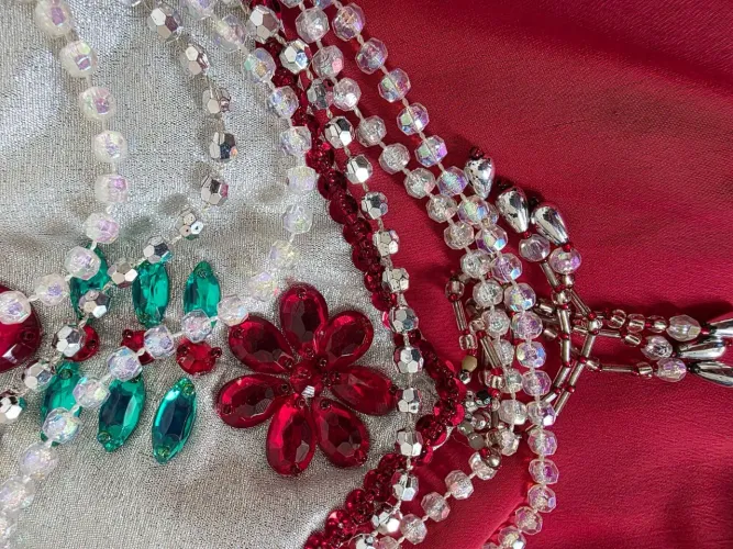 Roupa de dança do ventre rosa e branca