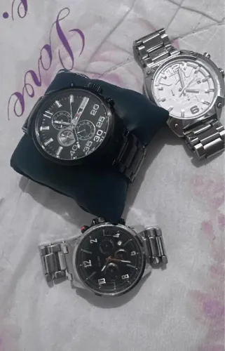 Vendo 03 relógios DIESEL-TOMMY-DKNY R$800,00