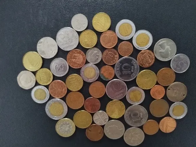 Moedas variadas para colecionadores.