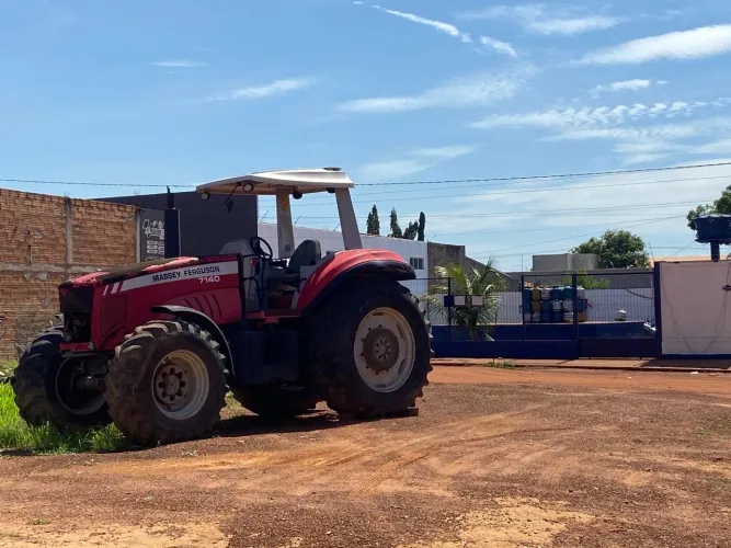 Trator Massey Ferguson 7140