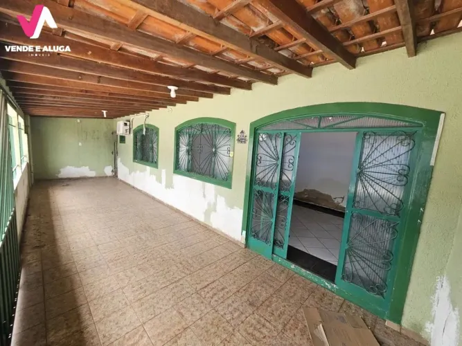 Casa com 4 Quarto(s) e 3 banheiro(s) para Alugar, 120 m² por R$ 1600 / Mês