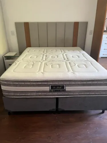 Móveis semi novos comprados a 5 meses com Cabeceira junto !