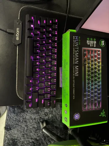 Teclado Gamer Razer Huntsman Mini, 60%, Chroma RGB, Switch roxo, Layout Us, Preto 
