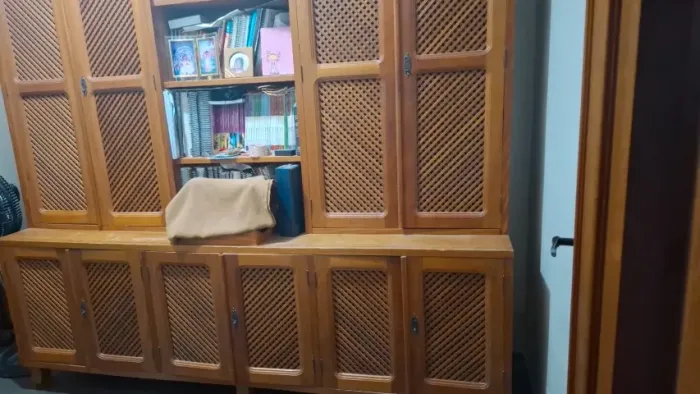 Estante de cerejeira maciça.