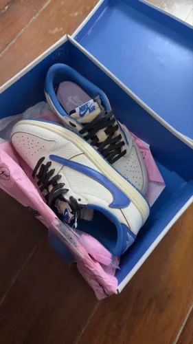 Tênis Air Jordan 1 x Travis Scott Fragment Sail Military Blue Couro branco (40BR)
