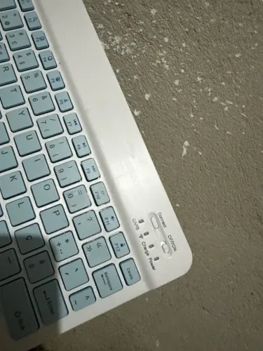 Teclado para tablet vem com mouse
