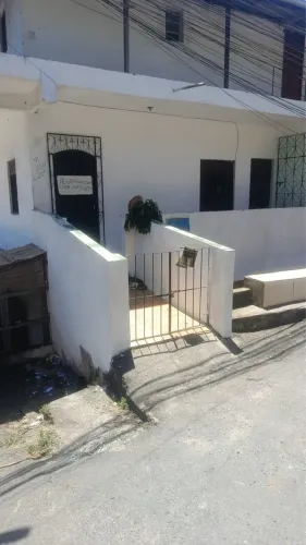 ALUGA-SE CASA 1/4
