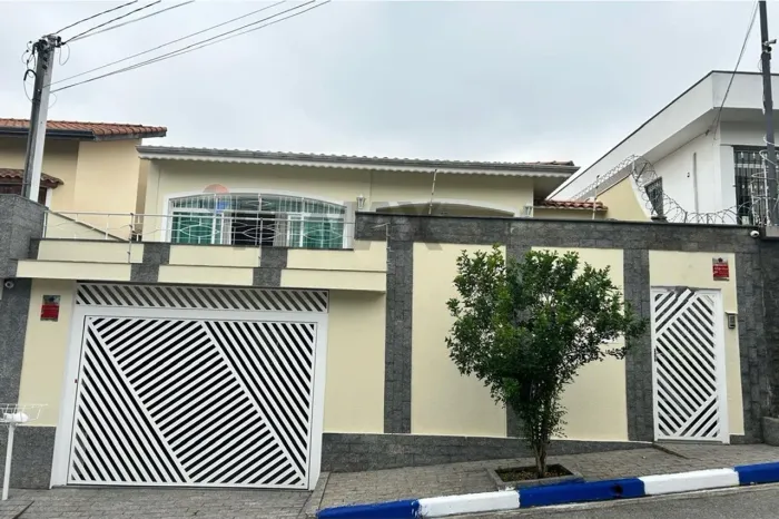 CASA ASSOBRADADA COM 03 DORMITORIOS E 04 VAGAS-VILA ROSALIA