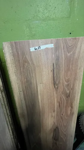 Piso laminado novo 6,15m2 com pequenas avarias