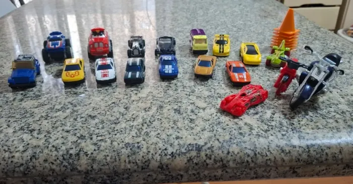 Lote com 18 carrinhos/motos variados!