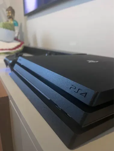 Vendo ou troco por algo do meu interesse PS4 PRÓ completo com dois controles.