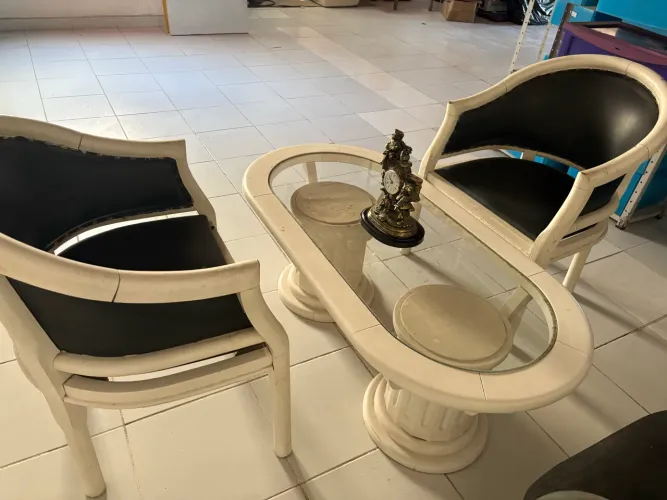 Conjunto clássico em madeira maciça- um centro de mesa e duas cadeiras