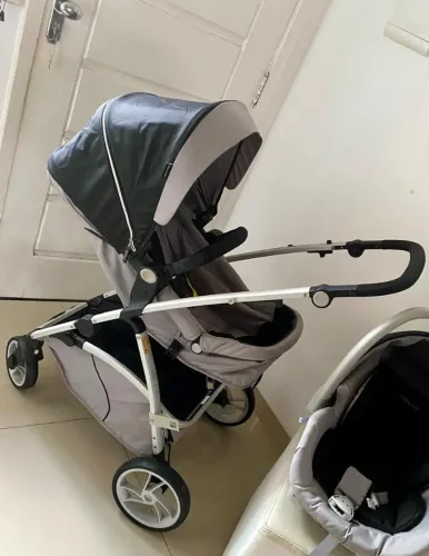 Carrinho De Bebê Seminovo.