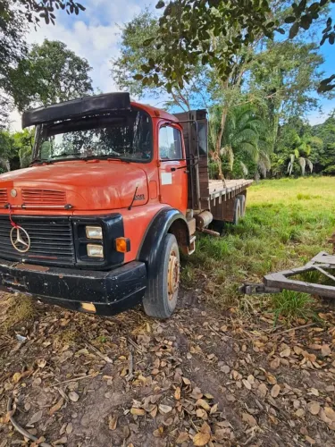 Caminhão Mercedes Bens ano 2013 em ótimo estado de conservação
