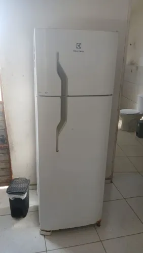 Geladeira Electrolux, gelando perfeitamente gelo embutido, 350 reais. *59